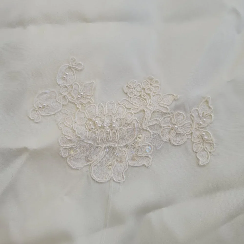 Fantastic Vintage Lace, Satin, Buttons, and puffy sleeves - Picture 14 of 16